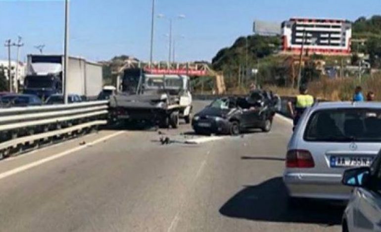 AKSIDENT NË AUTOSTRADË/ Makina bëhet “përshesh” pas përplasjes, shoferi… (FOTO)