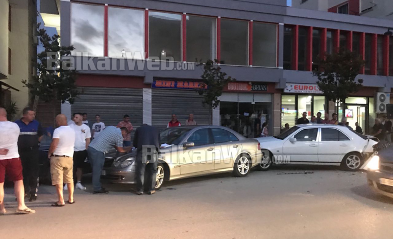 AKSIDENT NE MES TE FIERIT/ Tre makina godasin njëra-tjetrën, alarmohen qytetarët. Nuk dihet nëse…