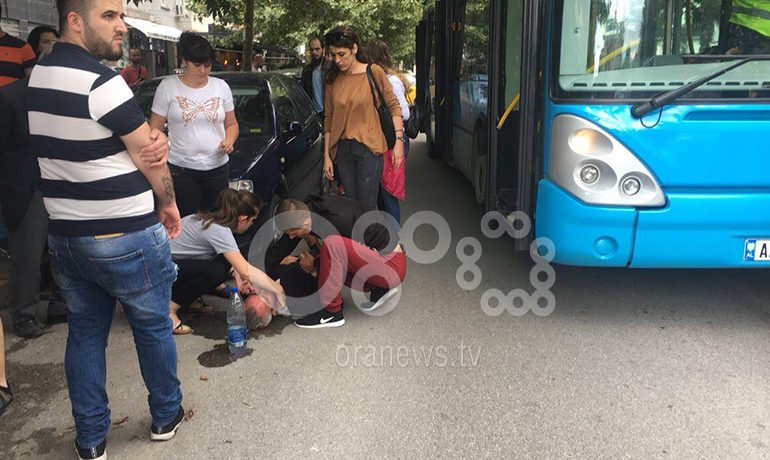 AKSIDENTI I RËNDË NË TIRANË/ Si i doli përpara AUTOBUZIT 50-vjeçari. Kalimtarët menjëherë…