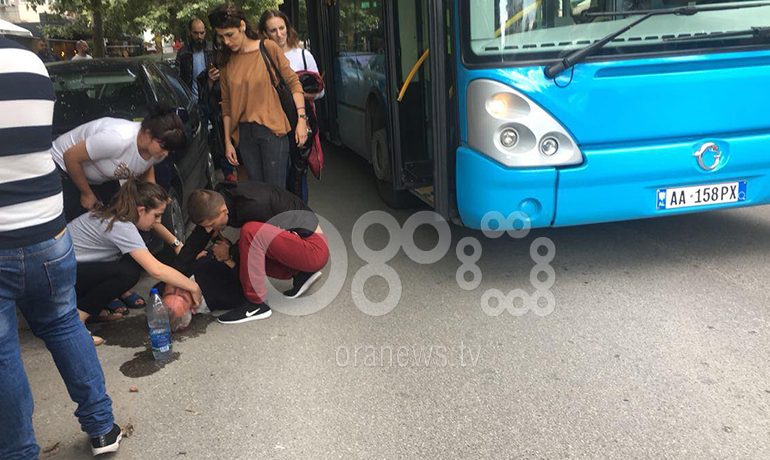 AKSIDENT NË TIRANË/ Autobuzi përplas 50-vjeçarin. Kalimtarët të ALARMUAR për… (FOTO)