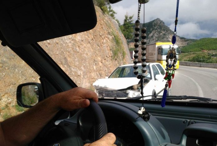 AKSIDENT NË QAFËTHANË/ Përplasen DY makina. Në gjendje të rëndë gruaja…