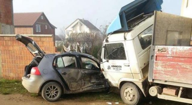 AKISDENT NE MALLAKASTER/ Kamioni përplas automjetin tjetër, plagosen tre persona…