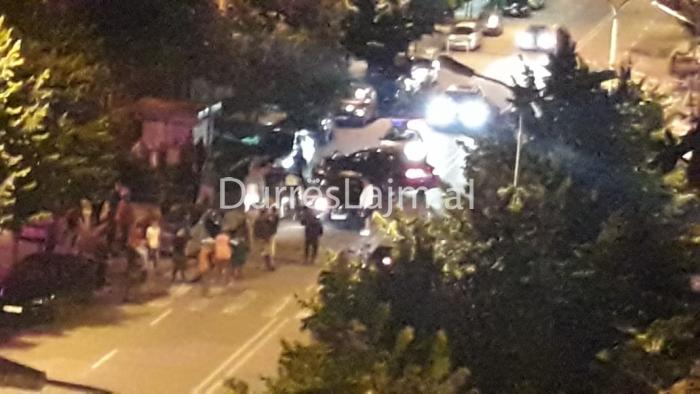 DURRËS/ Aksidentohen makinat me 8 familjarë në mes të qytetit. Tre persona… (VIDEO+FOTO)