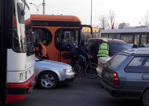 LAJM I FUNDIT/ Aksident tek “Astiri”, kamioni përplaset me autobusin…