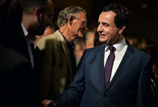 Ritja e pagave për qeveritarët, Albin Kurti gati padinë për qeverinë “Haradinaj”