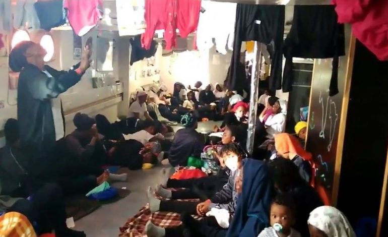 “Faleminderit o Zot!”/ Brenda anijes me 629 emigrantë të bllokuar në det (VIDEO)