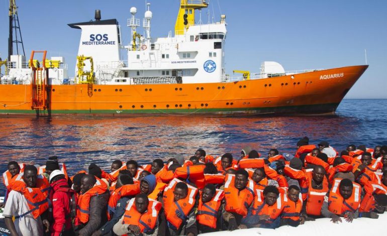 Anija me 629 emigrantë bllokohet në Mesdhe, Italia dhe Malta mbyllin portet