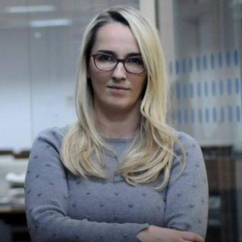 MESAZHET/ Kërcënohet me jetë gazetarja shqiptare: Do marrësh plumb në ballë (EMRI)