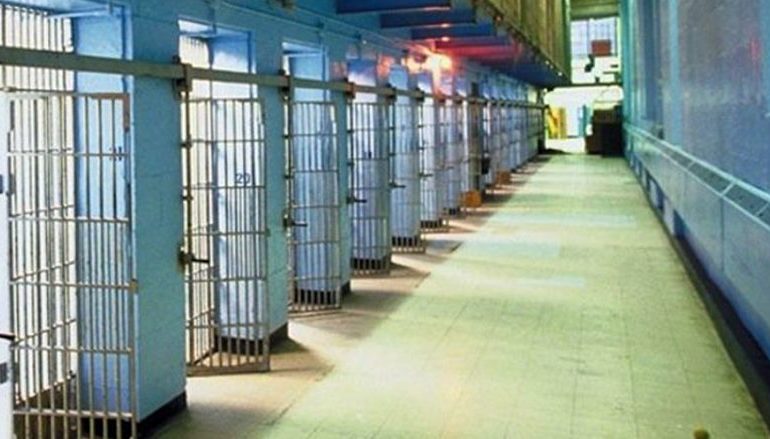 Ishin arrestuar për vjedhje/ Arratisen tre shqiptar nga burgu në Greqi, shkulën hekurat dhe…