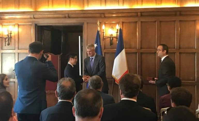 VIZITA E THAÇIT NË PARIS/ Kryeministri i dhuron nënshtetësinë deputetit FRANCEZ: Tash jam KOSOVAR