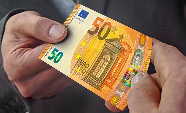 TENTOI TI “NGECTE” NJË 50 EURO FALSE/ Procedohet administratori i një KËBIMI VALUTOR
