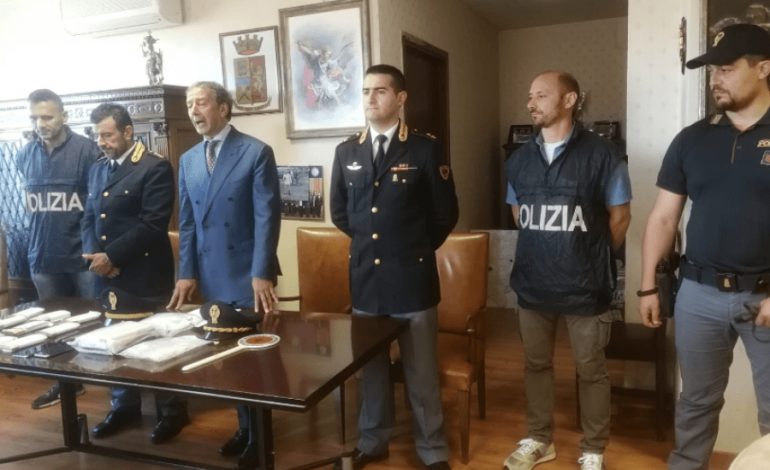 Arrestohet BIZNESMENI shqiptar, kapet me kokainë dhe 60.000 EURO. I kishte fshehur në… (FOTO)