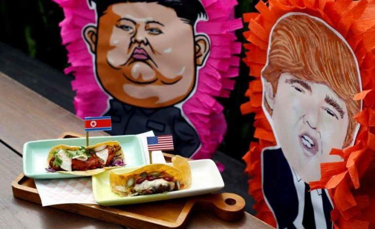 Në Singapor shpërthen Trump–Kimomania: bluza, pite, medalionë, imitues…