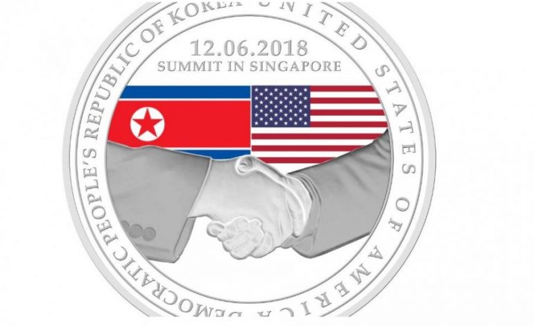 Singapori nxjerr medaljonin që përkujton takimin historik Trump – Kim/ Në të shkruhet ”Paqja Botërore”