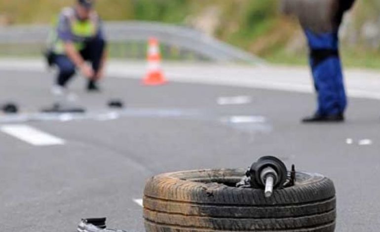 AKSIDENT NE KUKES/ Automjeti del nga rruga dhe përmbyset. Plagoset shoferi (PAMJET)
