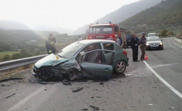 AKSIDENT NE RRUGEN E KOMBIT/ 21-vjeçari përplasi automjetin me trafikndarësen, plagosen 5 anëtarë të një familje