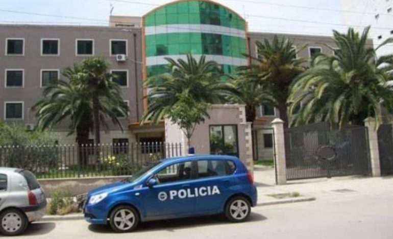 GRABITJE NË DURRËS/ Hajdutët kapen “MAT” nga Policia. Po vidhnin qëndrën POSTARE dhe …