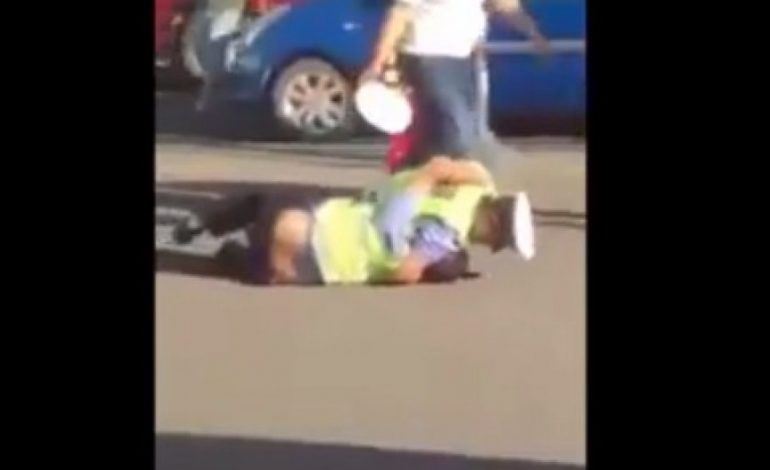 Kur zihen policët, grushta dhe shkelma në mes të rrugës (VIDEO)