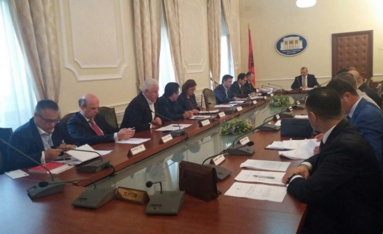 Debati te “Ligjet” pa praninë e medias/ Mazhoranca në provë për të gjetur 84 vota për magjistratët e rinj