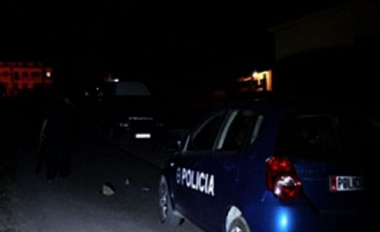 AKSIDENT NË KORÇË/ Makina PËRPLASET me motorin, DY të plagosur…