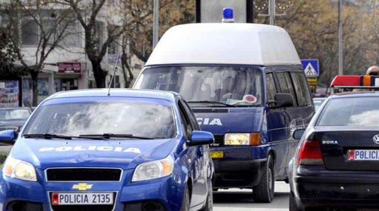Pasagjeri 20-vjeçar nga Tirana e PËSON KEQ kur e ndalon policia. I zbulojnë se ishte…