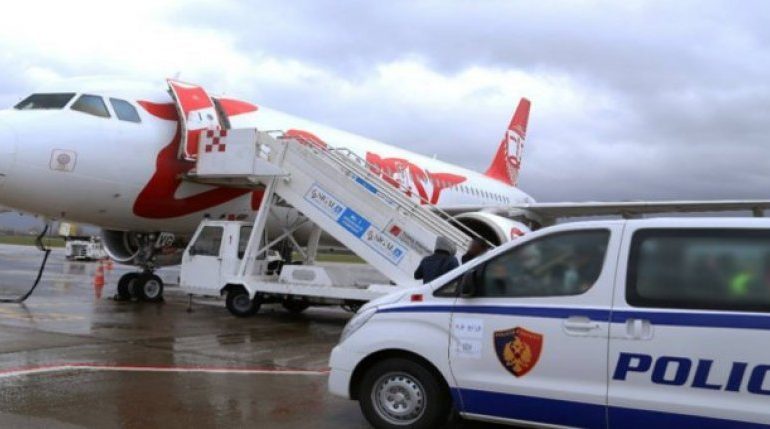 VJEDHJE DHE MASHTRIM/ Arrestohet në Rinas HAJDUTJA italiane, bashkë me të shtetasi kamerunas…