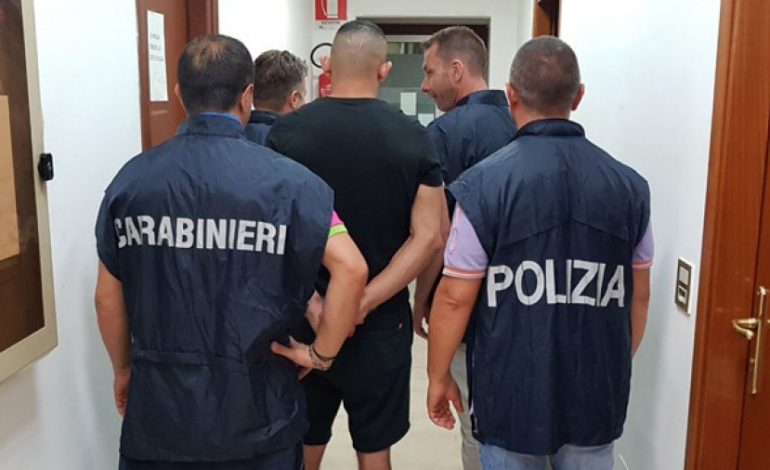 Arrestohet kreu shqiptar i bandës që GRABISTE banesat me armë. Ai kërcënoi dhe plagosi një…