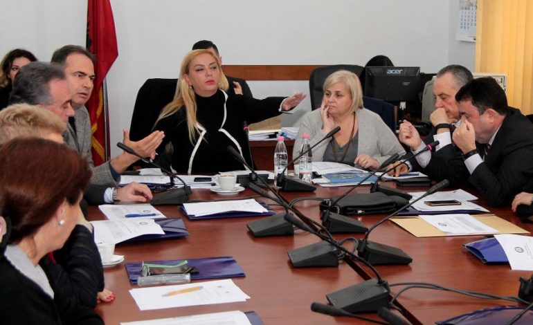 Plas sherri te ‘Media’/ Ylli: Jeni vrasës të 21 Janarit. Boçi: Ti je legen (E PLOTE)