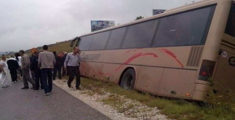 Autobusi me 25 pasagjerë PËRPLASET në Librazhd, dyshohet se drejtuesi…