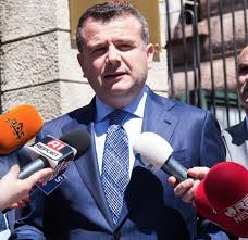 “DERRKUCI ME TOYOTA”/ Balla bën ironi me Palokën: Nxorre nënkryetharin o Lulthim…