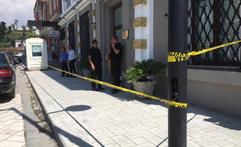 Pas GRABITJEVE, Policia APEL qytetarëve: KUJDES kur tërhiqni paratë nga banka, mund t’ju rrezikohet…