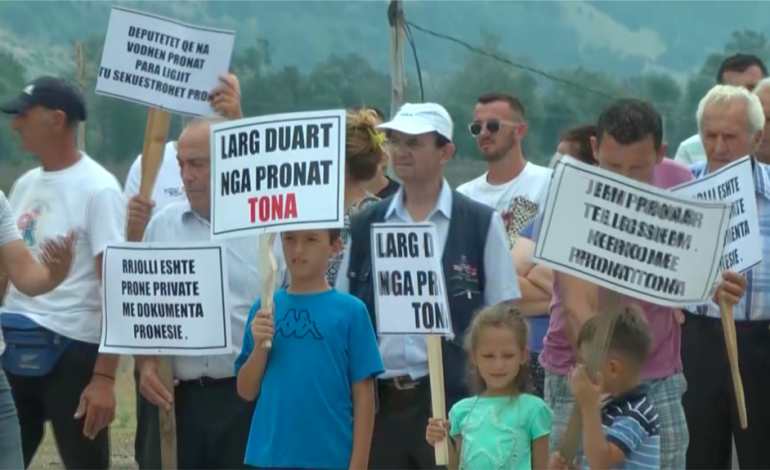 VELIPOJË/ BANORËT NË PROTESTË: Mos na grabisni PRONAT TONA!