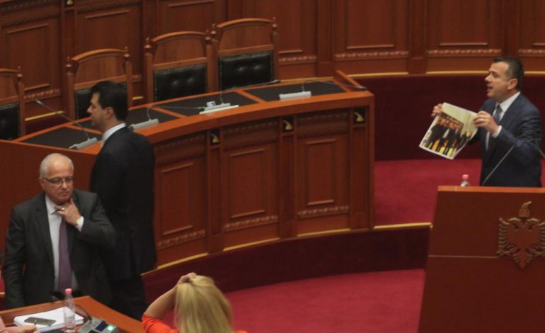 “TOYOTAT ME EURO”/ Balla dorëzon FOTON në prokurori dhe shtron tre pyetje për Bashën: A ke…