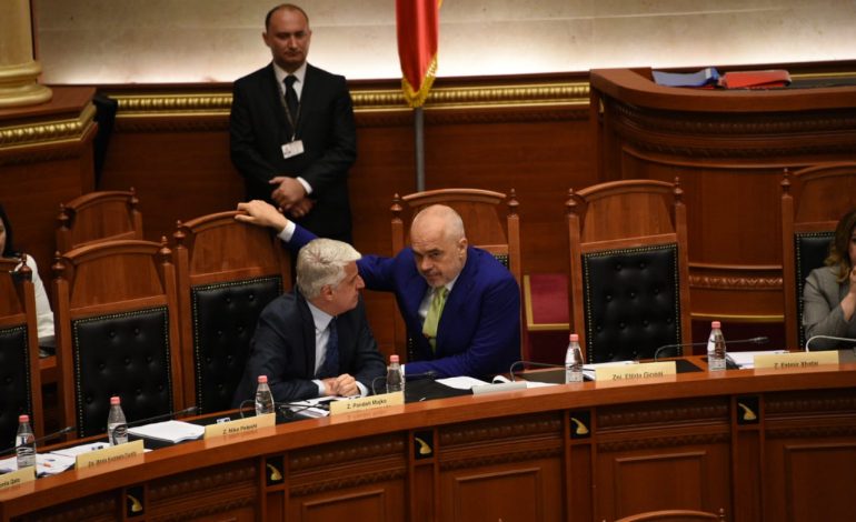 BATUTAT e Berishës sapo vjen Rama në Kuvend: Mos u fshih te Pandeliu (FOTO)