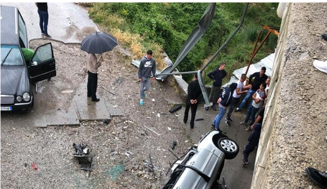 BENZI BIE NGA 8 METRA LARTËSI/ Gruaja HUMB jetën, shpejtësia e mjetit ka…