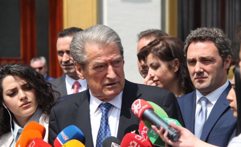 2 KORRIKU I AMBASADAVE/ Berisha në FB: Revolta, mesazhi më i fuqishëm i shqiptarëve