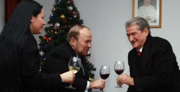 “DY FYTYRAT”/ Si e “drodhi” përsëri Berisha qëndrimin për Nanon…