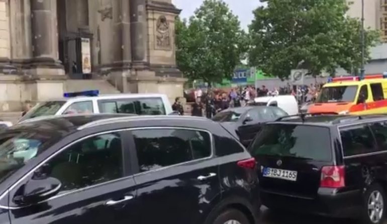 KAOS NË BERLIN/ Oficeri i policisë qëllon me armë një person në Katedralen e…
