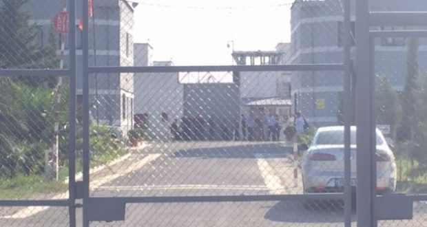 POROSI EDHE NE BURG/ Nga sharrat, celularët dhe droga, të gjitha rastet kur familjarët e të burgosurve…