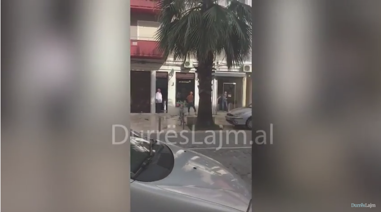 NDODH NË DURRËS/ Çmendet burri, thyen xhamat e bizneseve pas… (VIDEO)