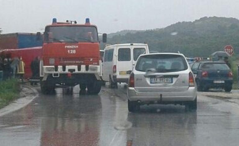 AKSIDENT NE DURRES/ Dy automjete përplasen me autobusin e linjës, dy persona të plagosur…