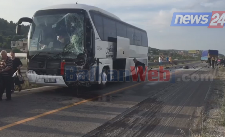 PËRPLASJE E FRIKSHME NË AUTOSTRADË/ Autobusi kthehet… (VIDEO)
