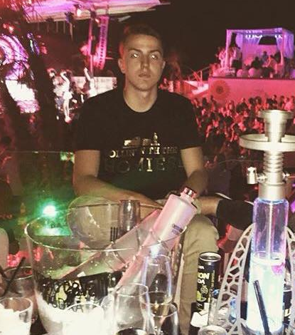 JETA LUKSOZE E AZEM HAJDIRIT JUNIOR/ Djali i vogël i deputetit të ndjerë të PD… (FOTO)
