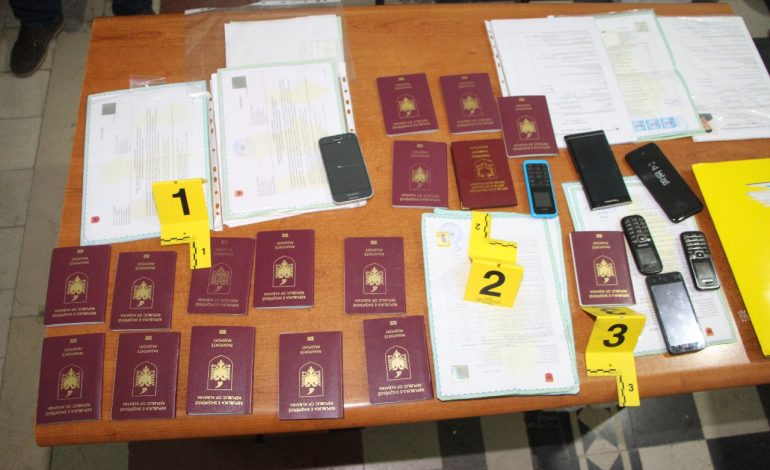 GODITET GRUPI KRIMINAL NE ELBASAN/ Falsifikime dokumentash dhe pasaportash, kalonin jashtë kufirit me… (FOTO)