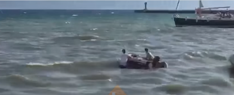 “FURTUNA” E DALLGËVE NË VLORË/ Shpëtohen 3 turistë gjermanë pas… (VIDEO)