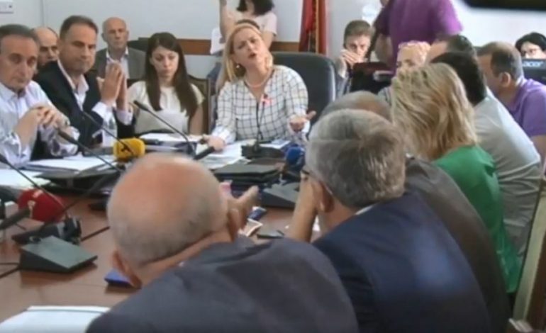 E PLOTË/ “Vrasës, halabak, legen, langaraq”, zbardhet sherri te “MEDIA” për protestën