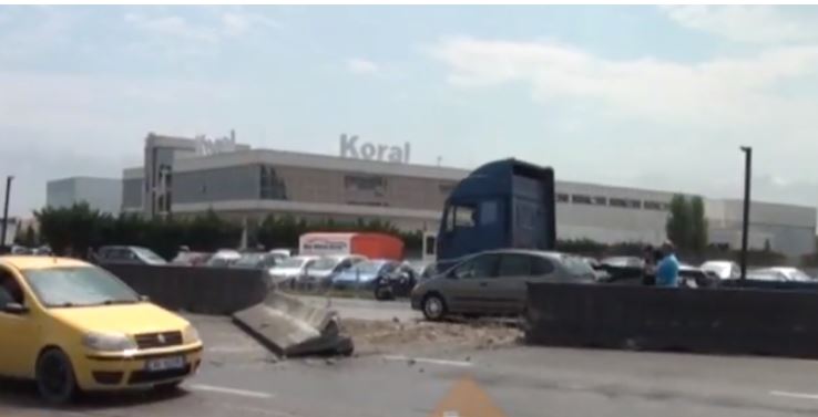 Trajleri PËRPLASET me trafikndaresën në autostradën Durrës-Tiranë. Dëmtohet rëndë… (VIDEO)