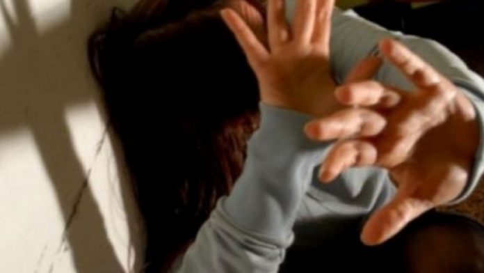 E FUNDIT/ Dhunonte bashkëshorten dhe VAJZEN E MITUR, arrestohet 41-vjeçari në Peshkopi (EMRI)