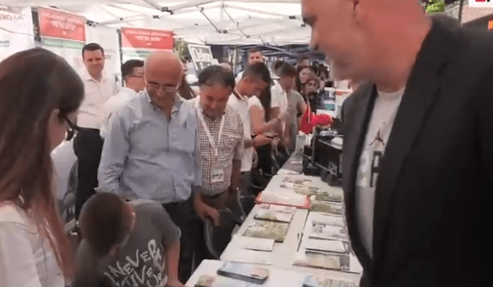 Të rriturit e pritën me protesta në Fier, fëmija: O xhaxhi Rama të kam sjellë një dhuratë (VIDEO)