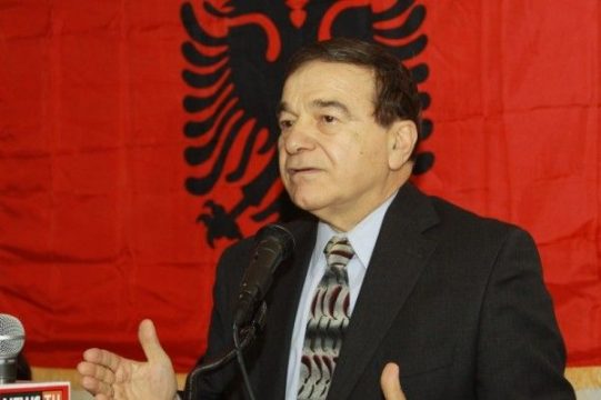 Joe DioGuardi: Berishën e futën në politikë komunistët, shkatërroi Shqipërinë. Vranë njerëz dhe vinin në SHBA për lutje…